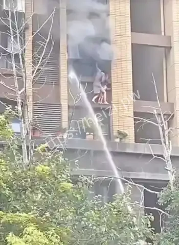 母女窗外求生坠下